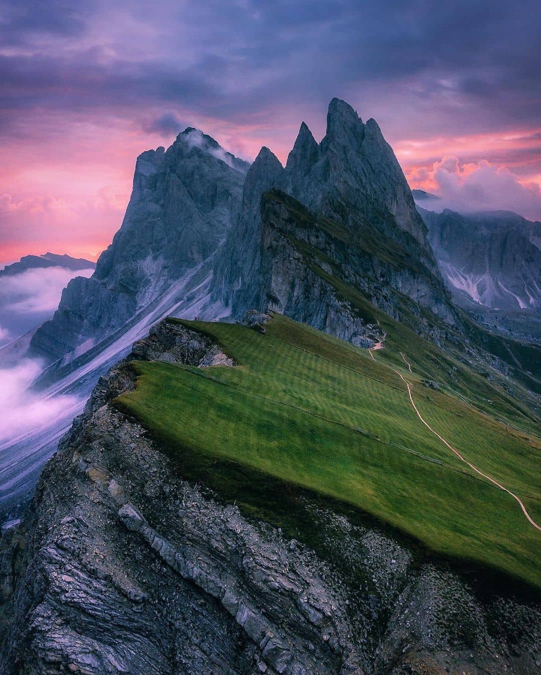 Increíbles montañas en Nueva Zelanda, paisaje similar al de El Señor de los Anillos, para una luna de miel épica. Es uno de los mejores destinos para tu luna de miel