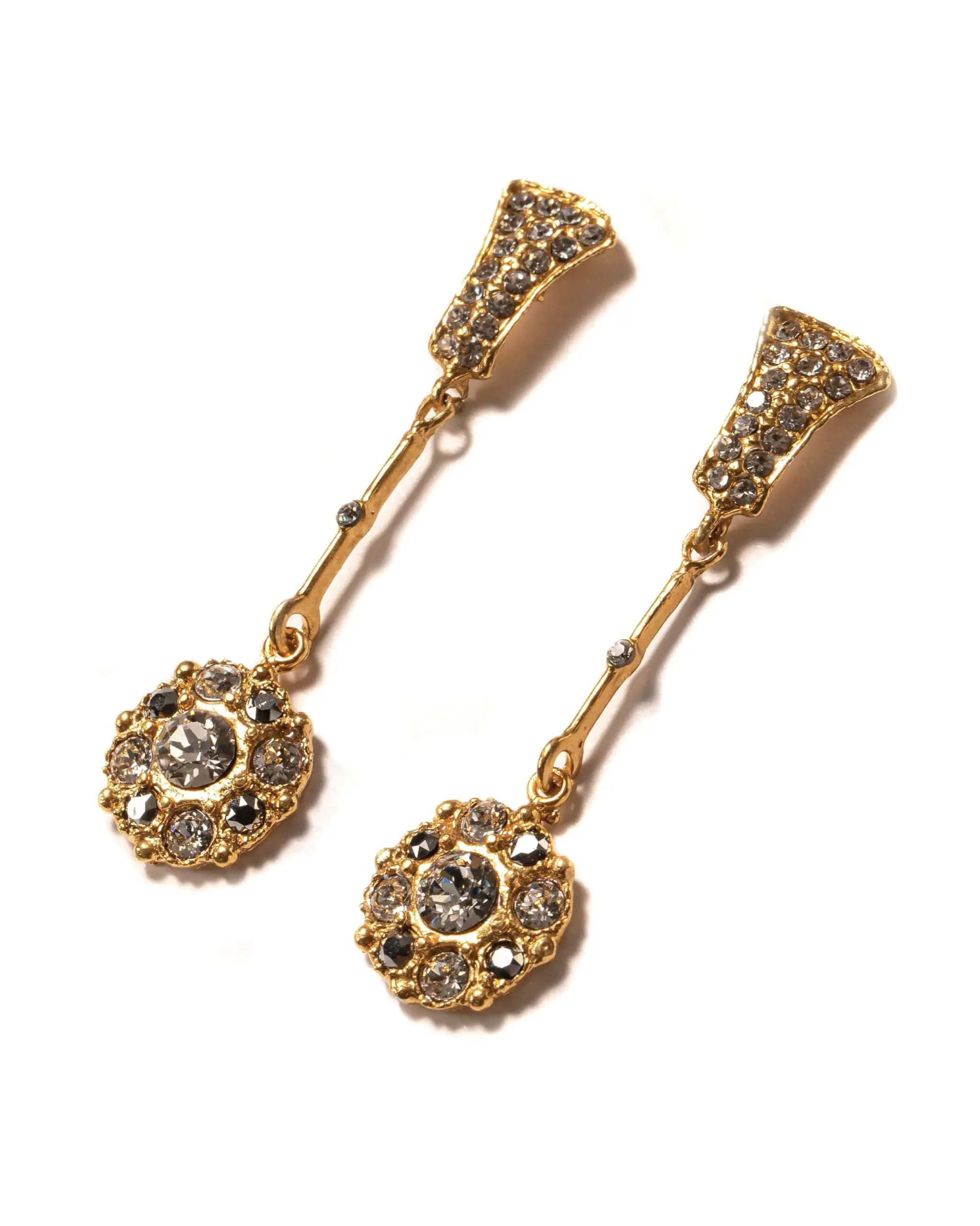 Pendientes de boda Vivien de Bouclé Weddings, artesanía española en oro de 23 quilates y cristales relucientes