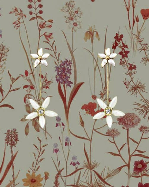 Pendientes de novia Petritas Jazmín Star Nácar con diseño de constelación y jazmines