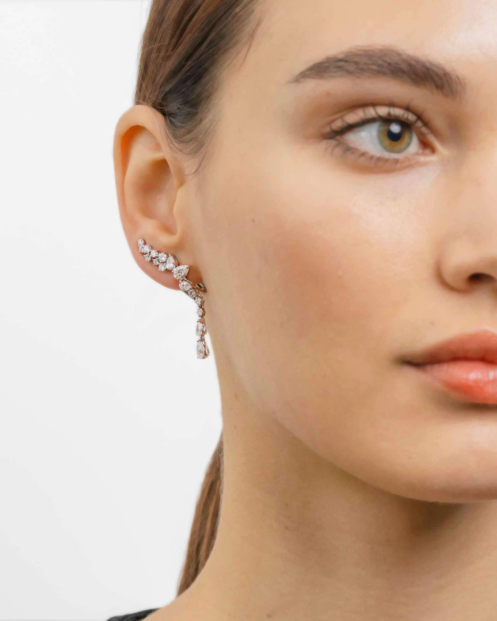 Pendientes de novia ear cuff de la colección RABAT Diamonds en oro blanco con diamantes pera y brillante