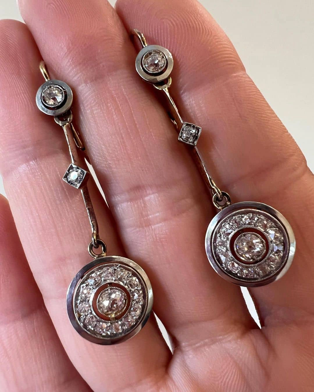 Joyas Sardinero presenta pendientes de novia largos y deslumbrantes.