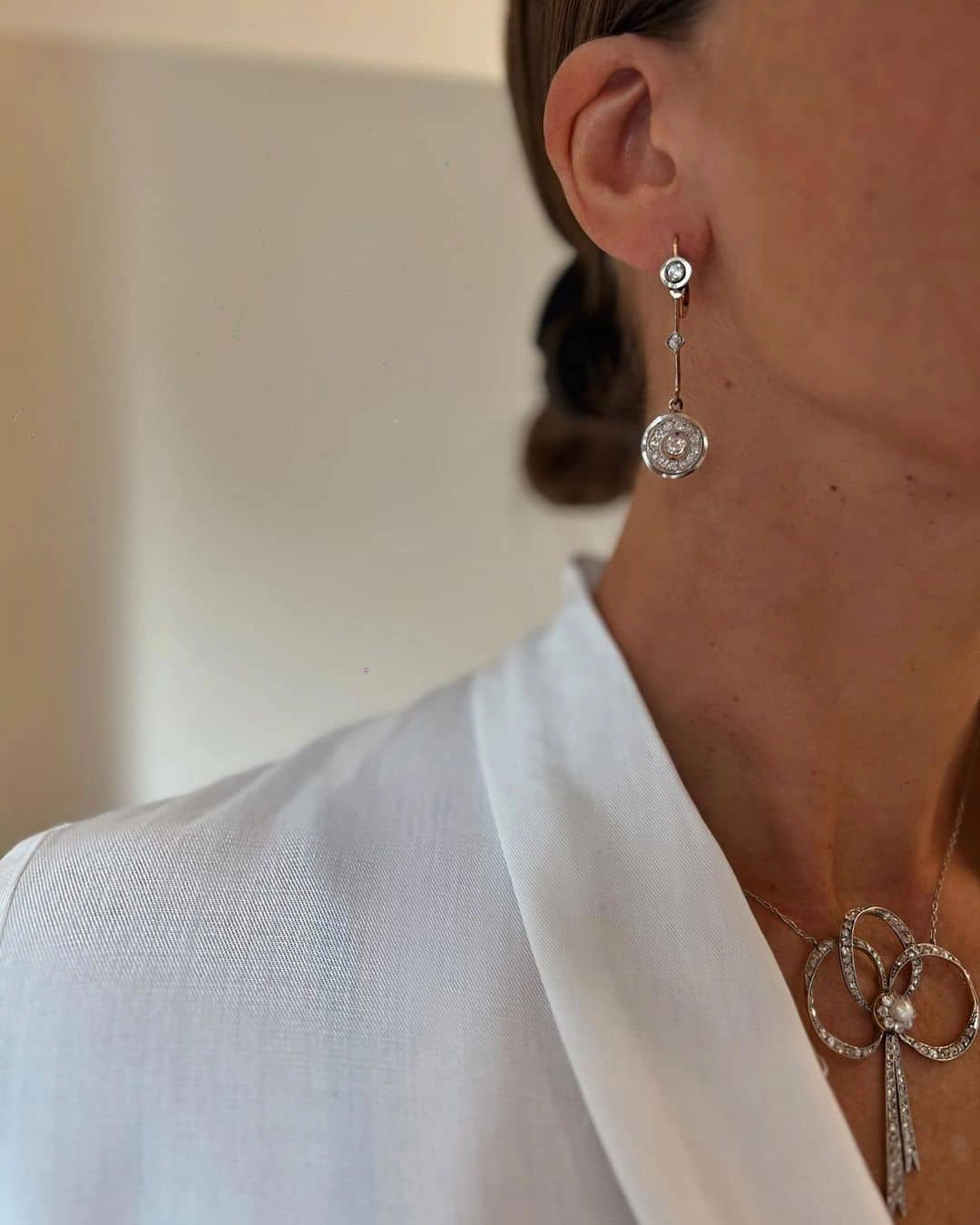 Pendientes de novia largos de Joyas Sardinero capturados en un ambiente elegante.