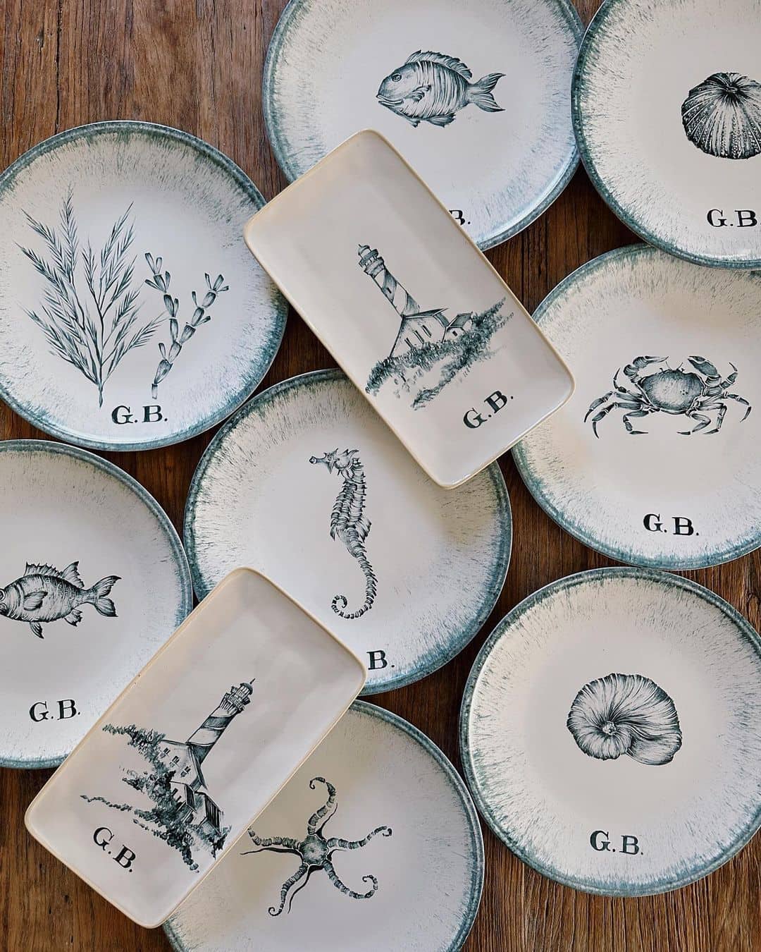 Detalles para invitados: Platos de pan con motivos marineros y las iniciales de los novios.