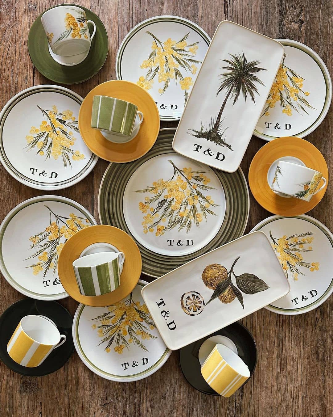 Regalos para invitados: Platos de pan amarillos con detalles de limones y palmeras.