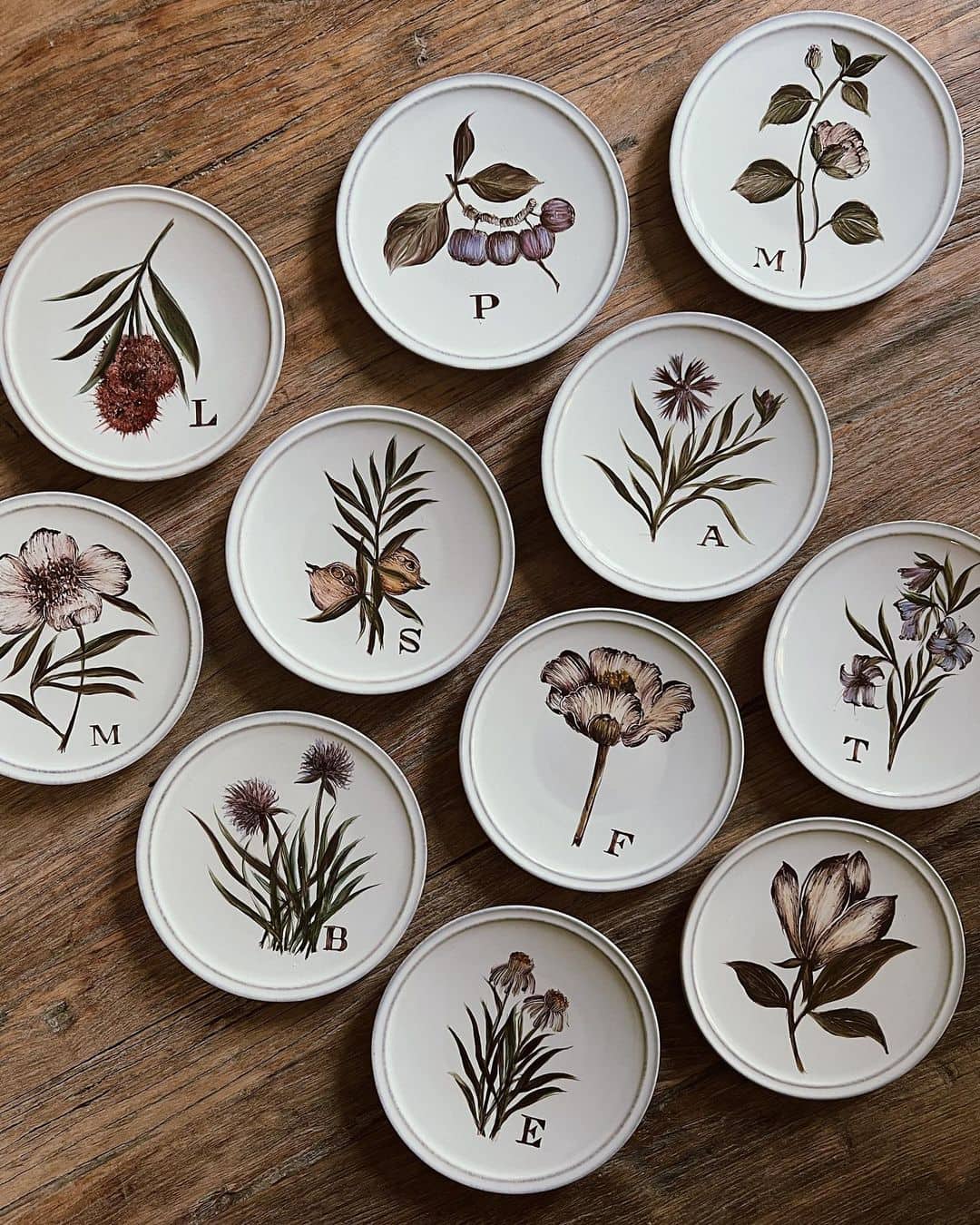 Regalos para invitados: Platos de pan con encantadores motivos otoñales y las iniciales de cada invitado.