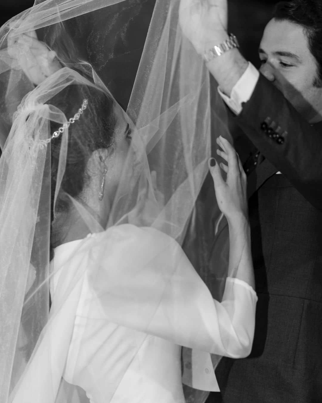 Novio desvelando a la novia en la ceremonia de la iglesia durante el rito de la velación - Bouclé Weddings