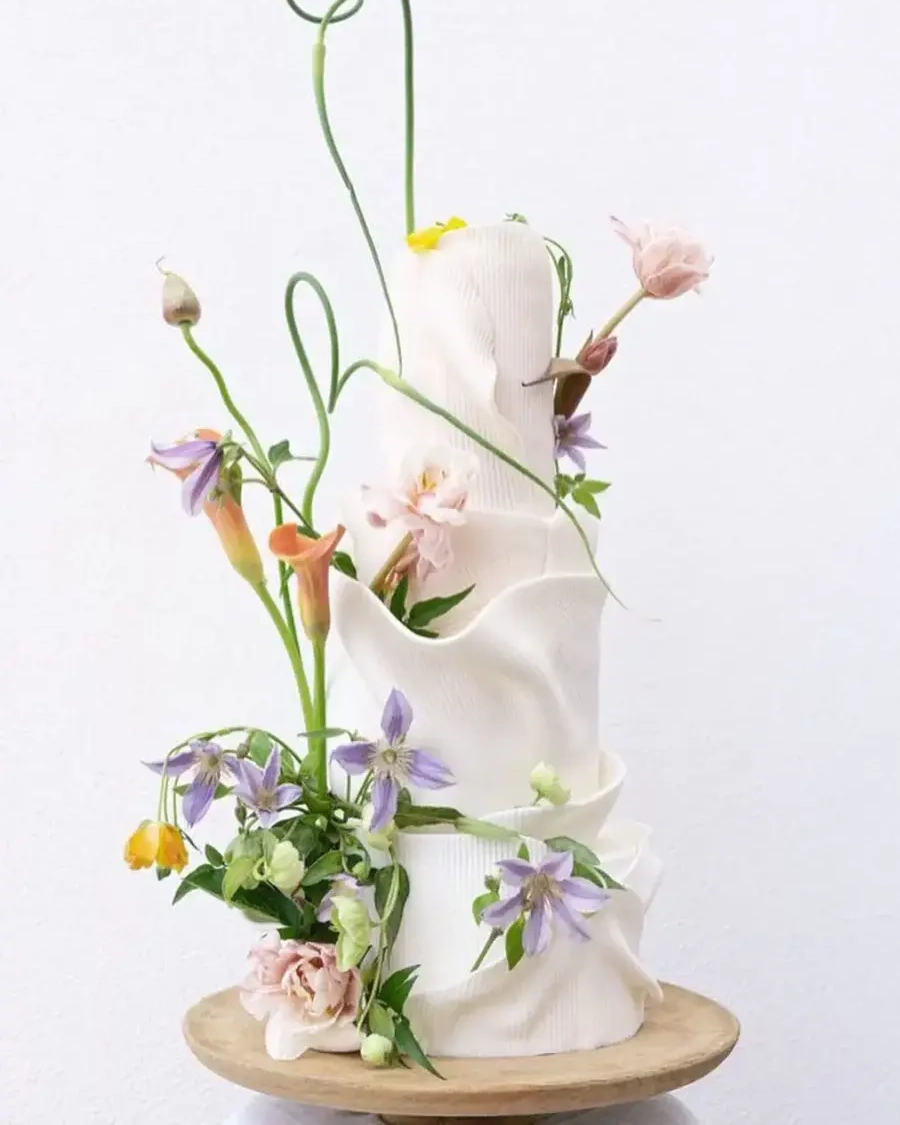 Tarta de Bodas Exquisitamente Personalizada por Migalha Doce en Barreiro, Portugal