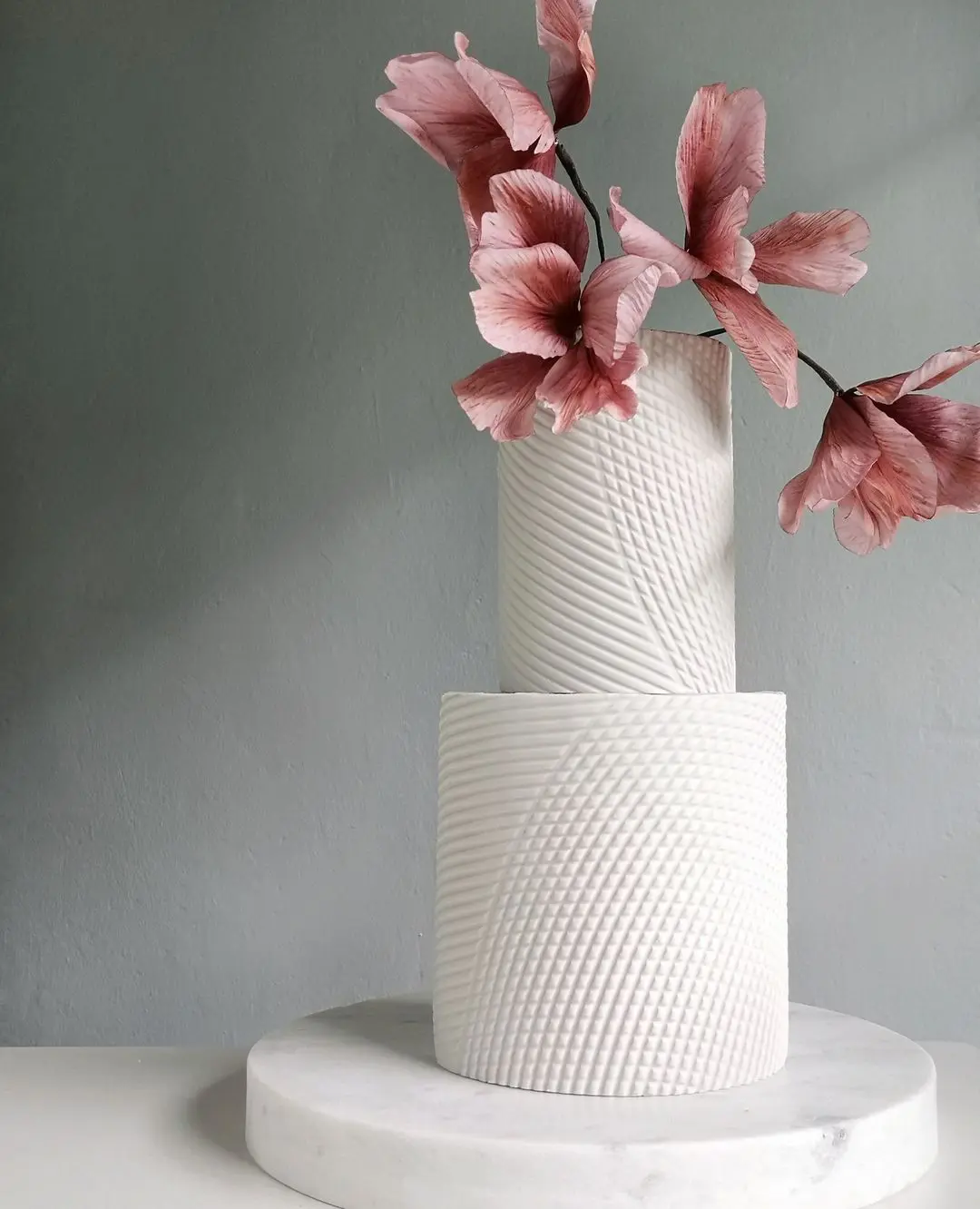 Tarta de Boda de Crummb Cakes: Magia en Cada Bocado