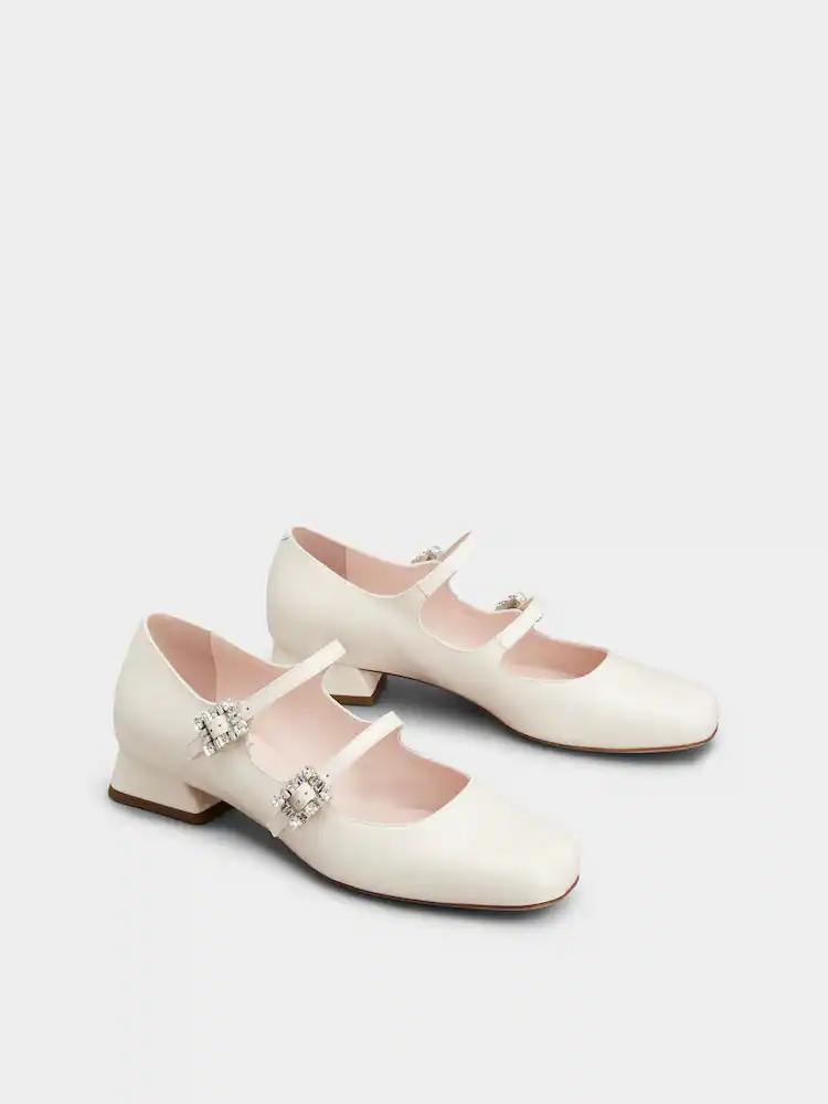 Bailarinas Babies Mini Très Vivier de Roger Vivier en charol crema, con hebilla de mini cristales, ideales como zapatos de novia secundarios