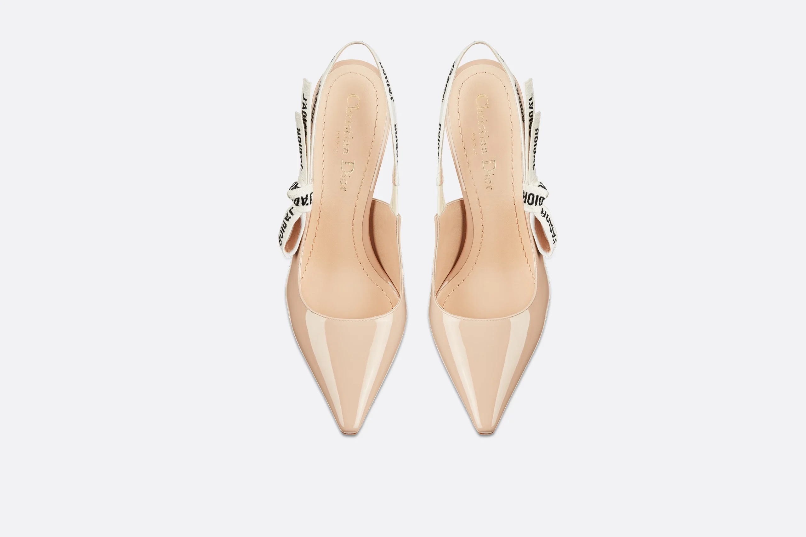 Zapatos de novia Dior modelo J'Adior en piel de becerro acharolada de color nude, con cinta bordada y lazo plano