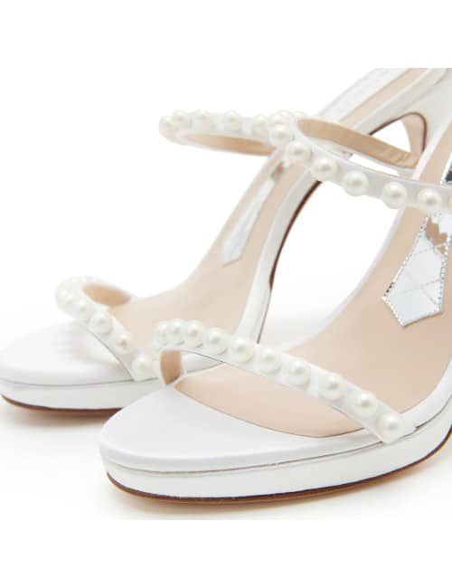 Sandalias de novia de Magrit, modelo Elena, con adornos de perlas y tacón alto