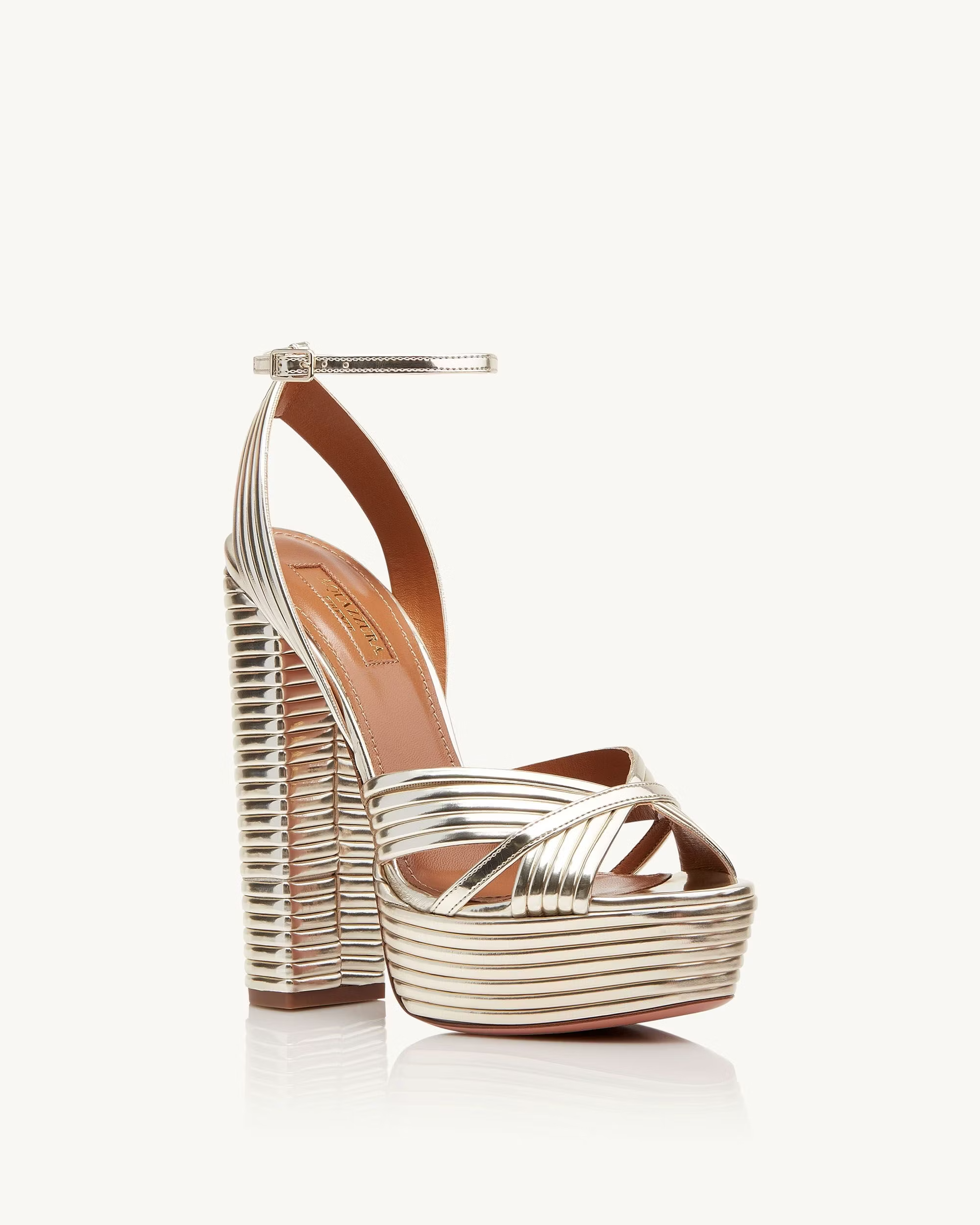 Sandalias doradas de novia Aquazzura, modelo Sundance Plateau 140, con diseño de tiras y plataforma