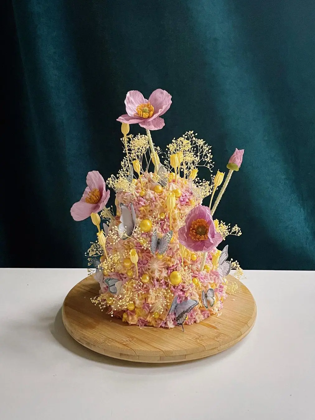 Elegante Tarta de Boda Vegana de Gigi's Little Kitchen en Brooklyn"