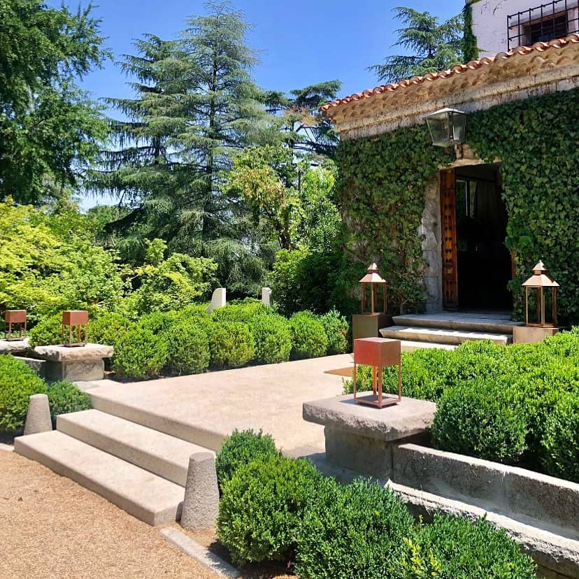 Fachada exterior de Finca La Gaivota, rodeada de exuberante vegetación y naturaleza, destacando entre las mejores fincas para bodas en Madrid.