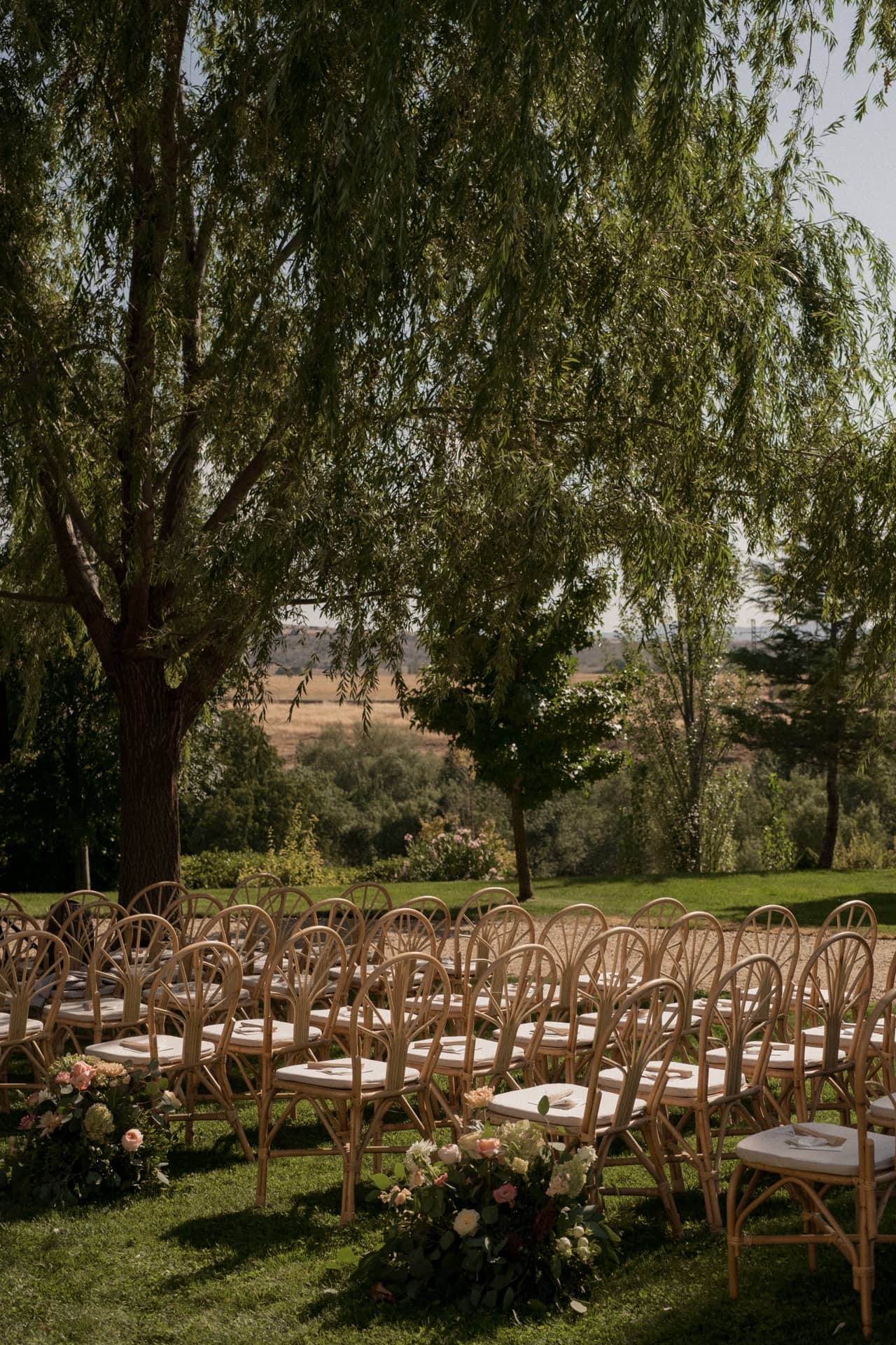 Ceremonia al aire libre en Finca Las Margas, un escenario idílico que la sitúa entre los mejores lugares para bodas en Madrid.