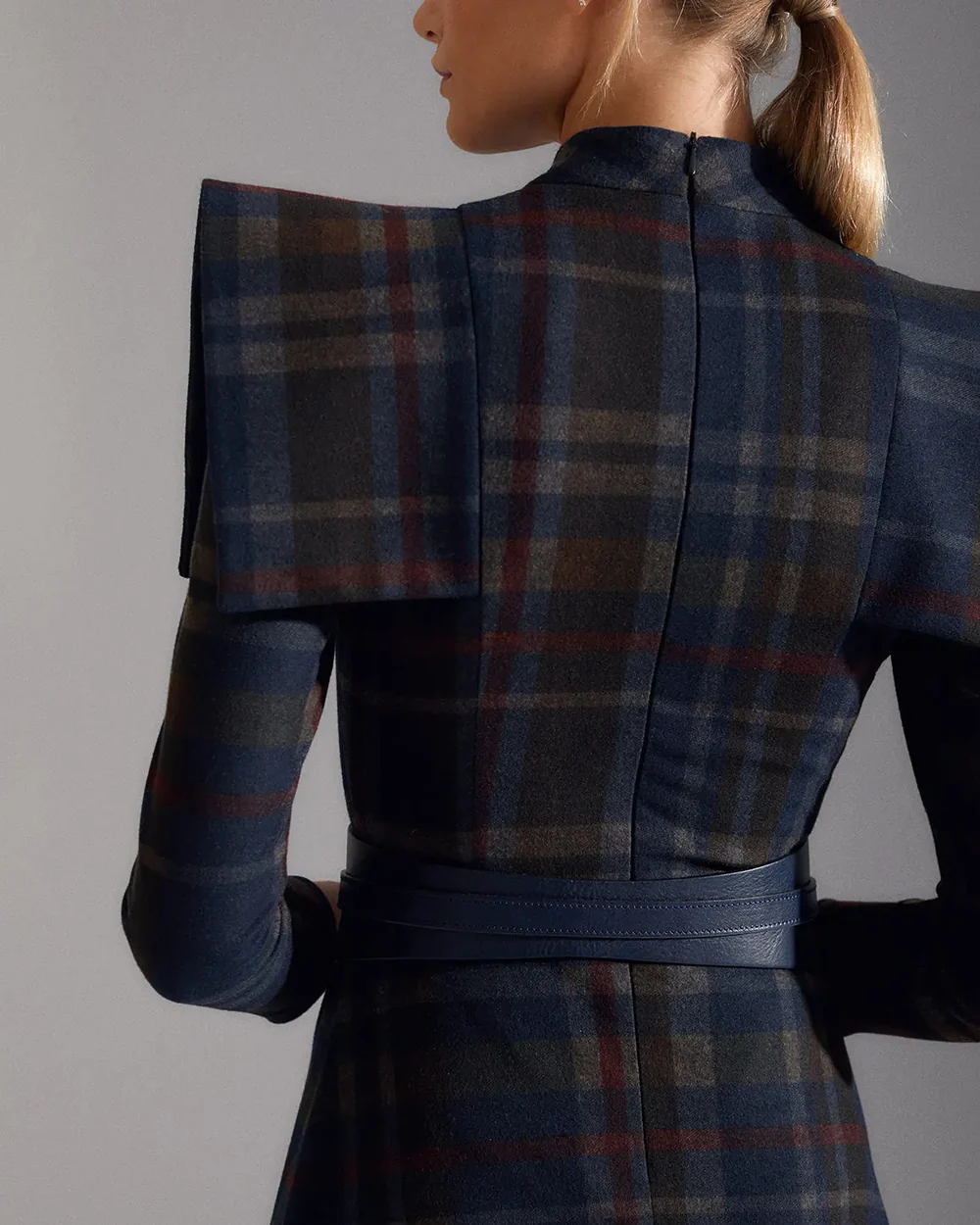 Vestido de invitada para bodas de otoño: África Cuadros Azules de The IQ Collection con cuello cerrado.