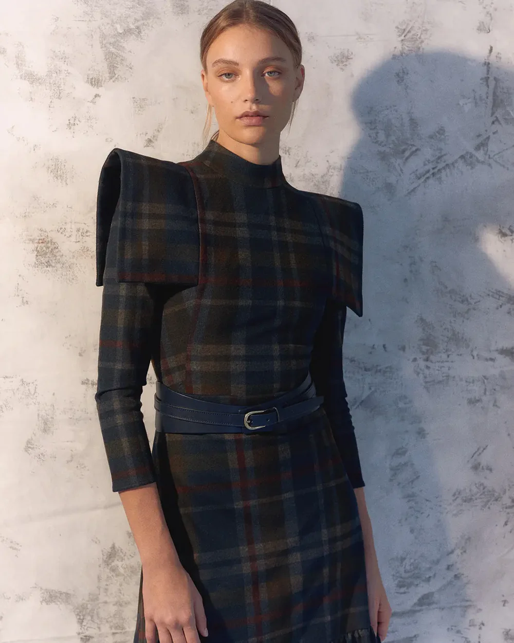 Vestido de Invitada África Cuadros Azules de The IQ Collection, perfecto para bodas de otoño.