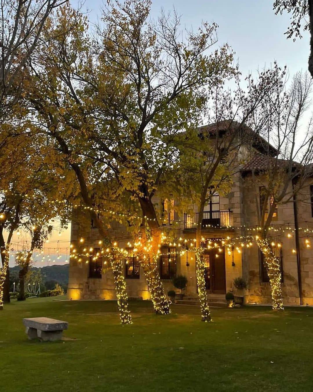 Vista de la majestuosa fachada de Finca el Gasco en Torrelodones, considerada una de las mejores fincas para bodas en Madrid por su encanto y elegancia.