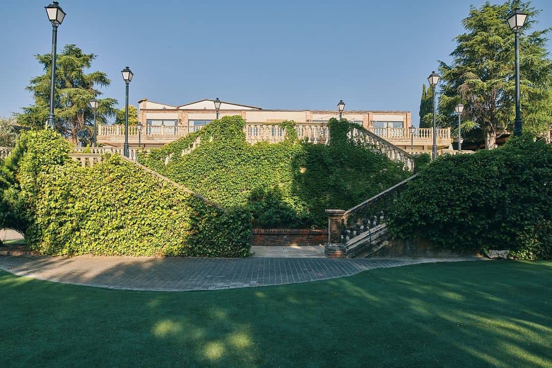 Escaleras del Palacio del Negralejo, un elemento arquitectónico distintivo en una de las mejores fincas para bodas en Madrid.