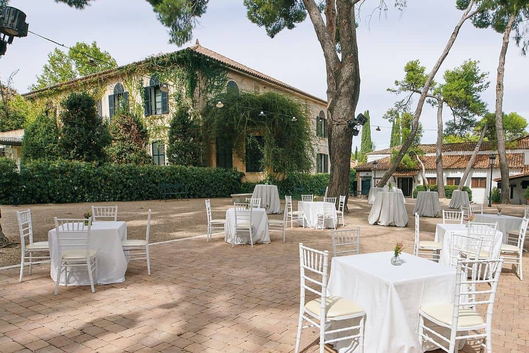 Patio exterior del Palacio del Negralejo, un espacio versátil en una de las mejores fincas para bodas en Madrid.