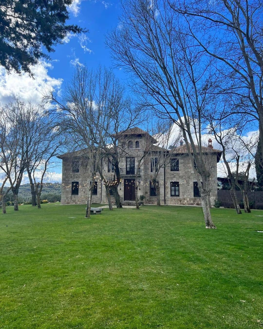 Fachada de día de la espectacular Finca El Gasco en Torrelodones, destacada entre las mejores fincas para bodas en Madrid por su entorno natural y elegante arquitectura.