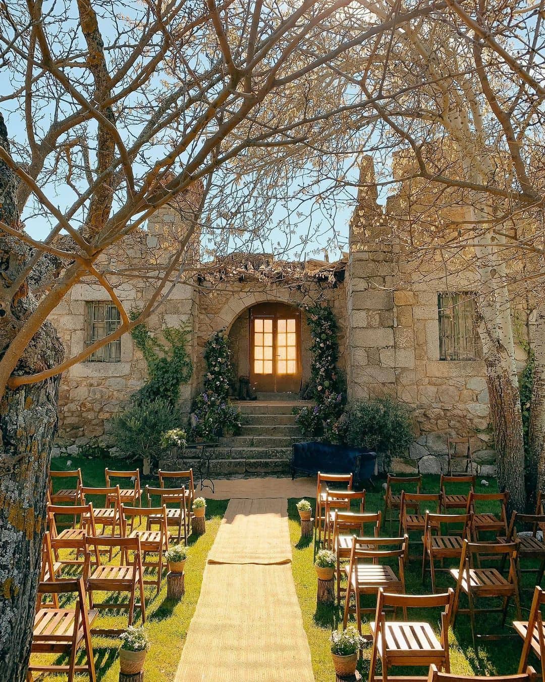 Impresionantes ruinas en la Finca El Gasco, utilizadas como un exclusivo escenario para ceremonias de boda, convirtiéndola en una de las mejores lugares para bodas en Madrid.