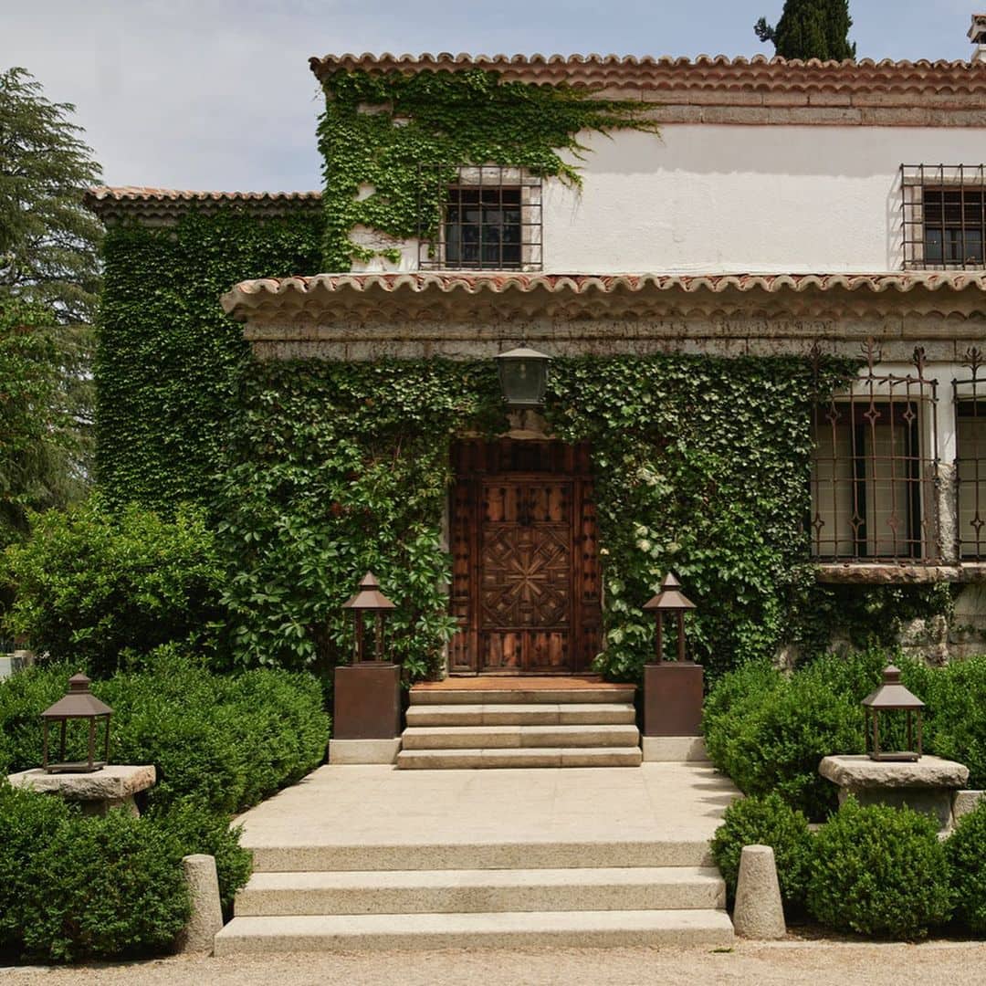 Fachada exterior de la Finca La Gaivota, un escenario de ensueño entre las fincas para bodas en Madrid.