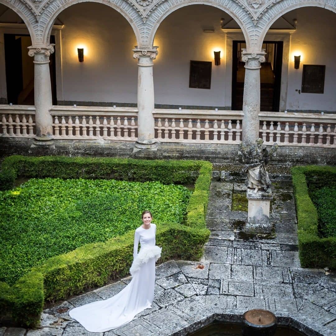 Encantador patio interior del Monasterio de Lupiana, con suelo empedrado y majestuosos arcos de piedra, un entorno singular que lo posiciona entre las mejores fincas para bodas en Madrid.