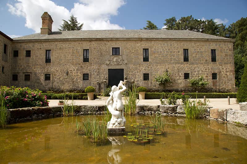 Fuente exterior del Palacio de la Fresnada, un detalle encantador en una de las fincas para bodas en Madrid.