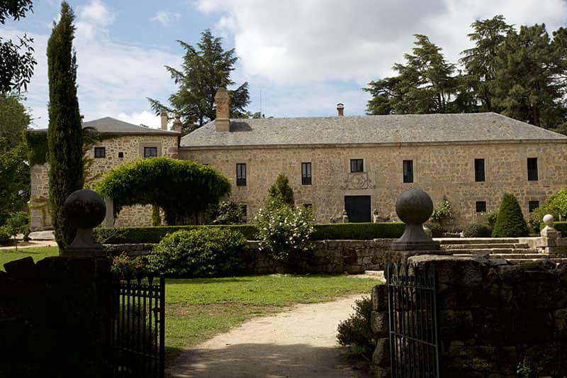 Fachada exterior del Palacio de la Fresnada, un escenario histórico entre las fincas para bodas en Madrid.