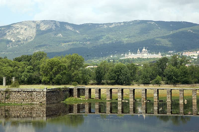 Vista del Palacio Real al fondo desde el Palacio de la Fresnada, una panorámica única en fincas para bodas en Madrid.