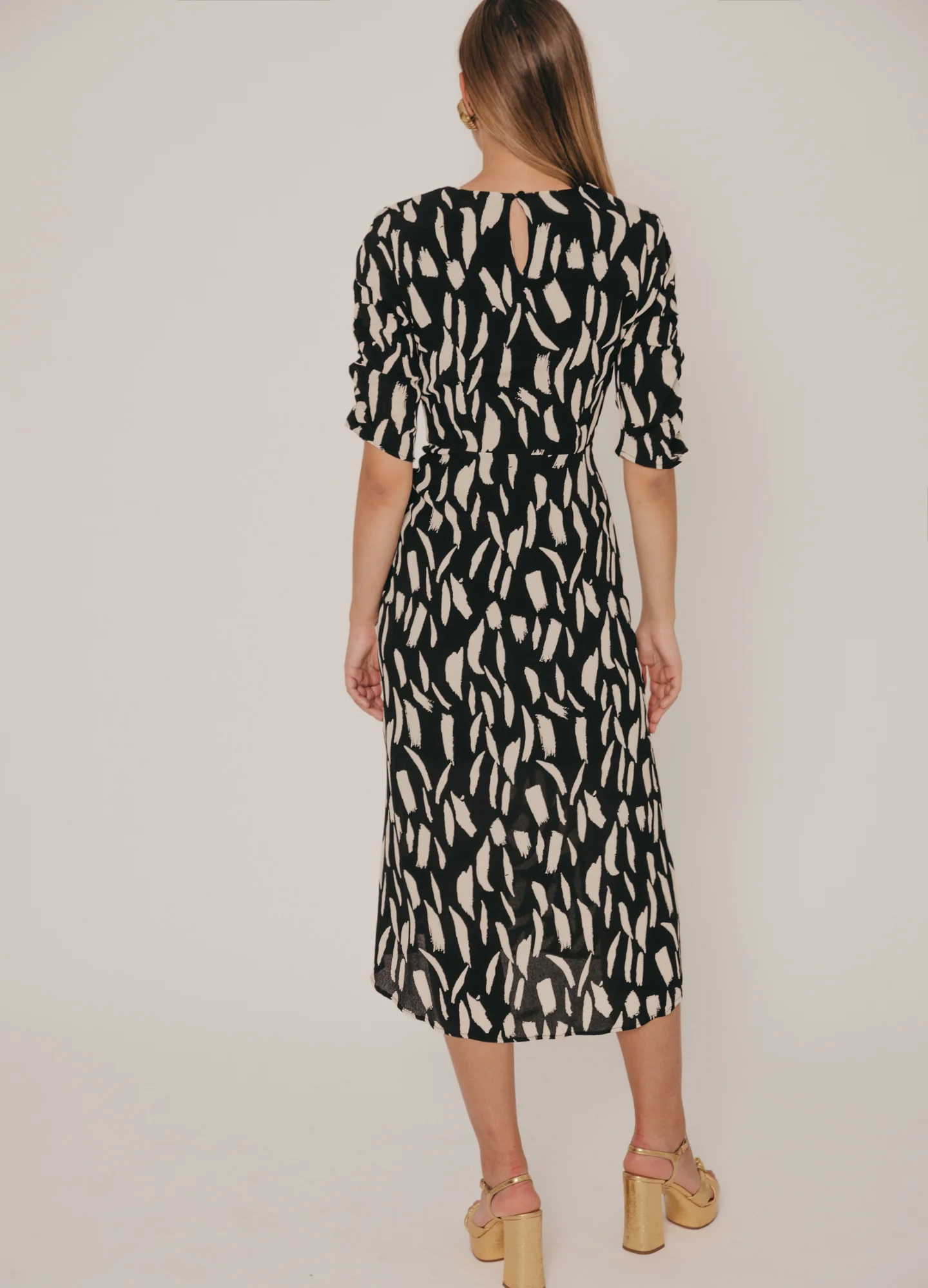 Vestido de invitada para bodas de otoño: Julianna de Cherubina con frunce ajustable en el lateral de la falda.