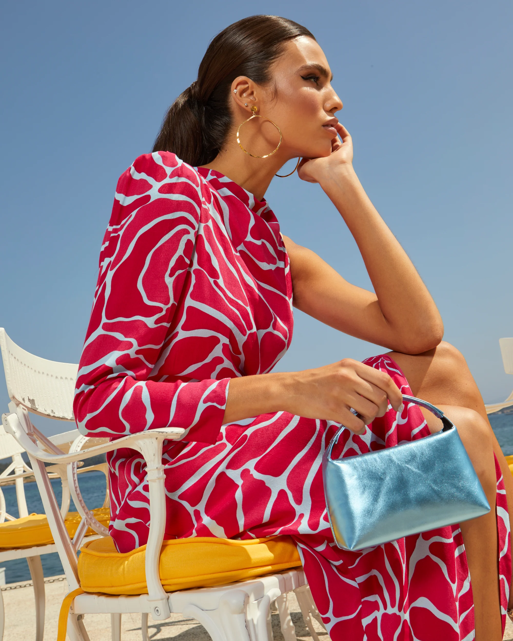 Detalle de la manga abullonada y el estampado arrecife del Vestido Midi Lady Pipa.