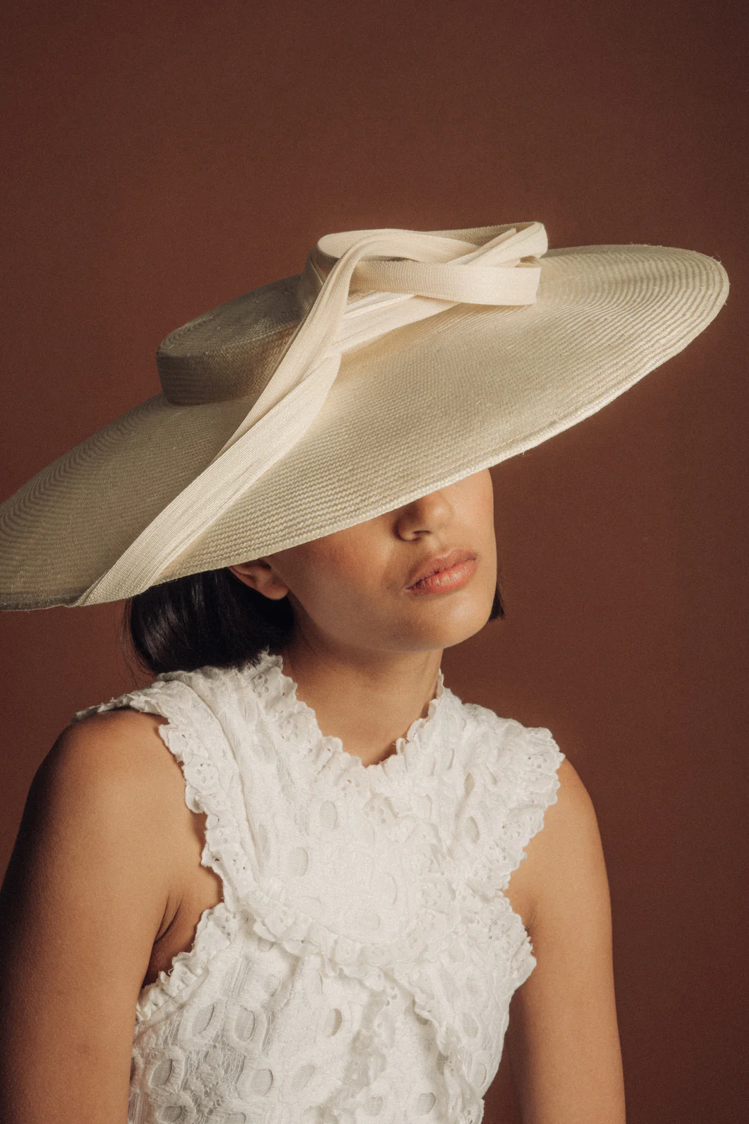 Pamela de ala grande de Mimoki, sombrero de novia elegante