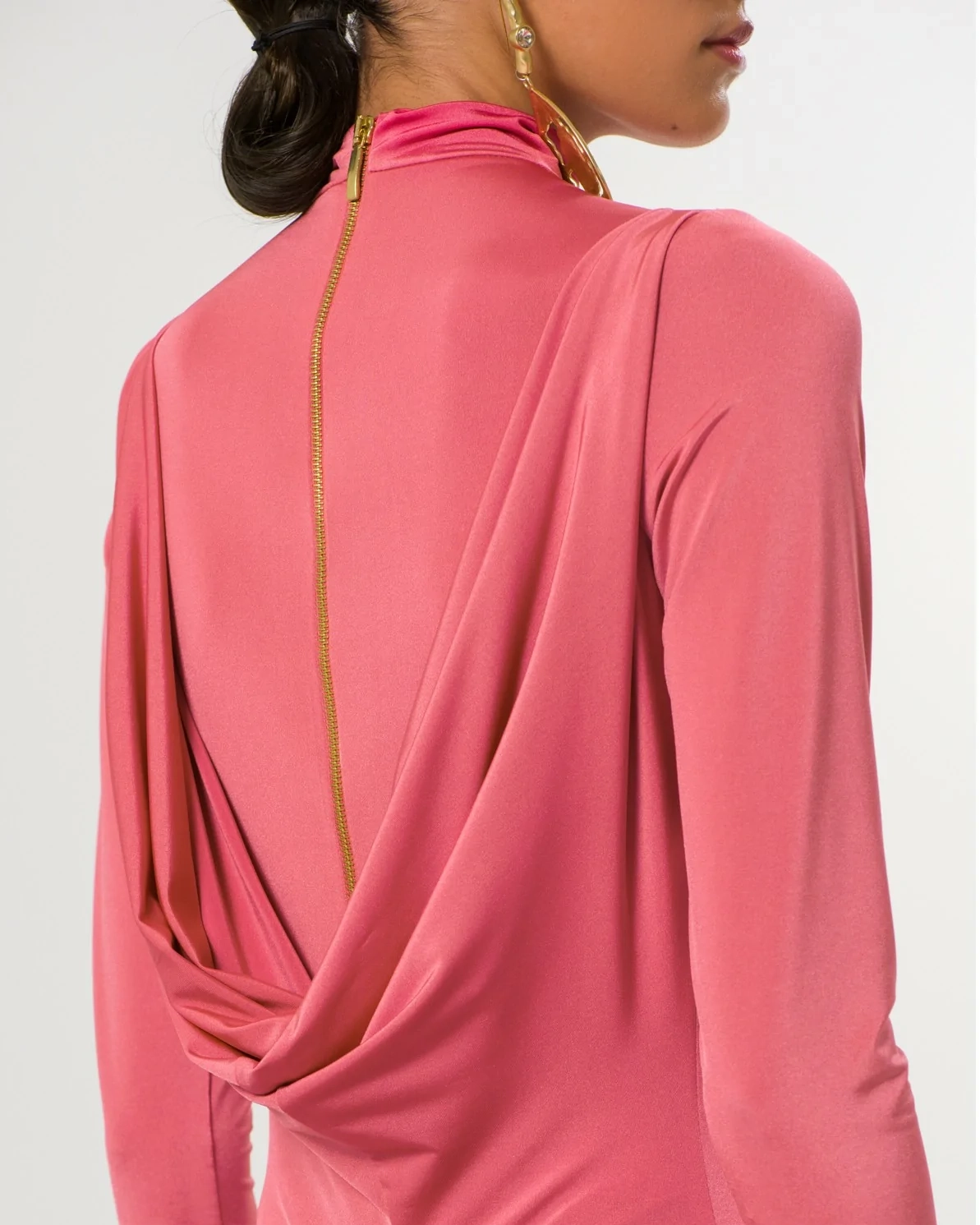 Vestido de invitada para bodas de otoño: Rosa Tucana de C L A R O Couture con falda con corte A hacia abajo.