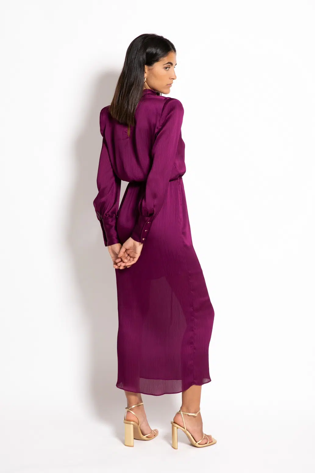 Vista trasera del Vestido Capalis de Colour Nude, destacando su elegante caída y diseño sutil en bambula para bodas de invierno.