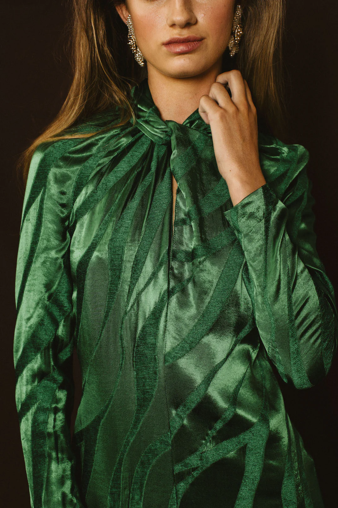 Elegante Vestido Emma Esmeralda de Redondo Brand en jacquard, con detalles de cuello en nudo y apertura frontal, ideal para eventos de invierno.