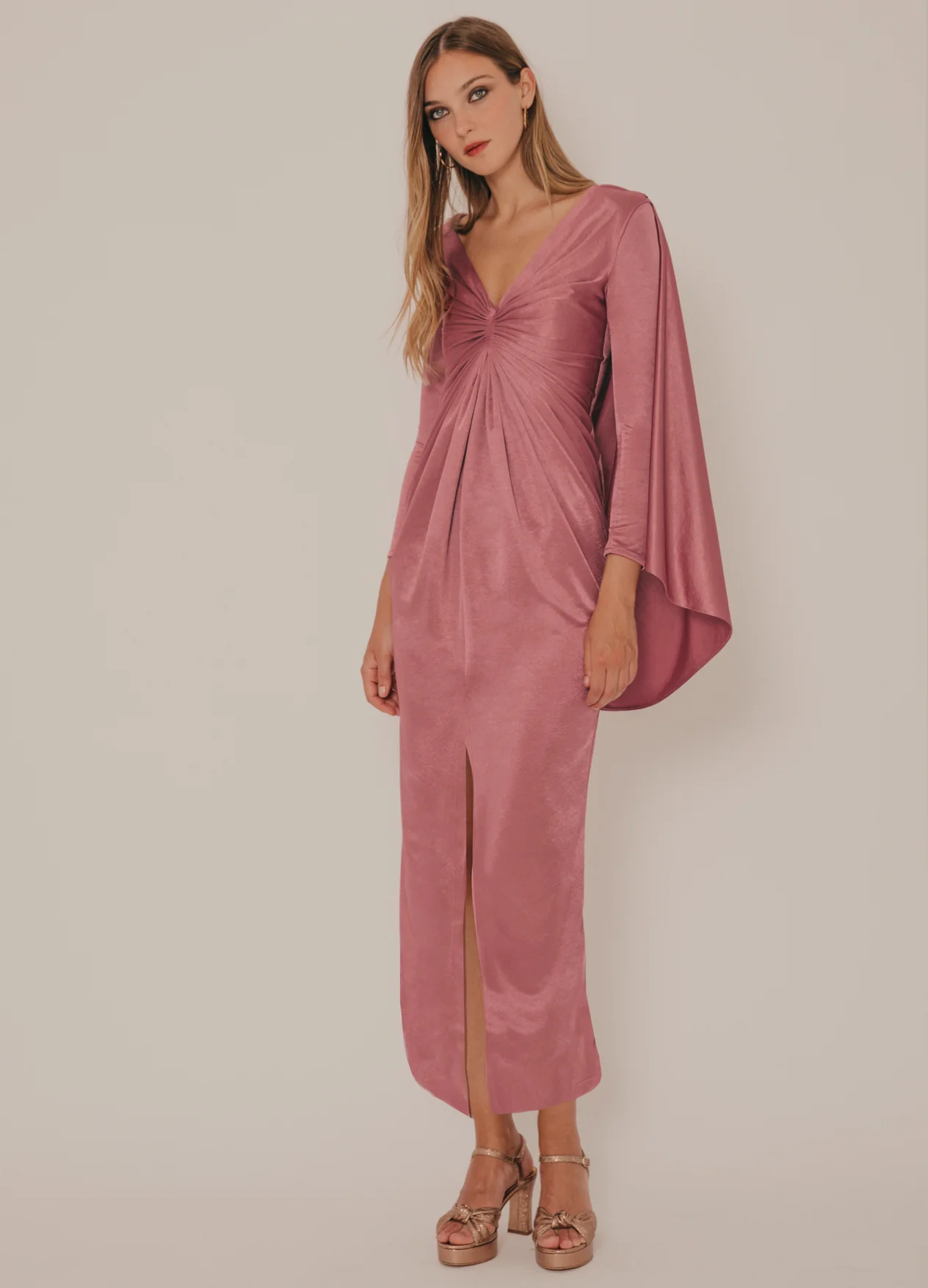 Vista frontal del Vestido Gaman de Cherubina, destacando su cuello en V, frunce central, mangas francesas y falda recta con abertura.