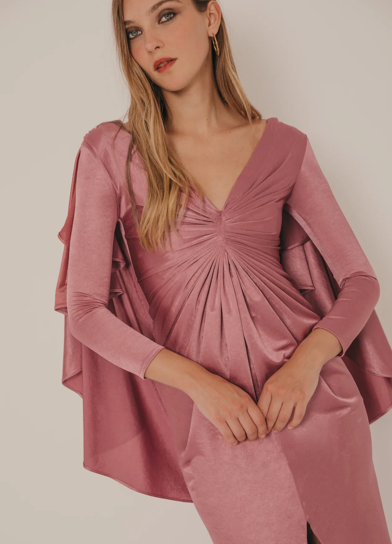 Vestido Gaman de Cherubina para bodas de invierno, largo, satinado con cuello en V, frunce central, mangas francesas, tejido plisado en hombreras y espalda, corte recto con abertura frontal, cremallera trasera invisible, 100% poliéster.