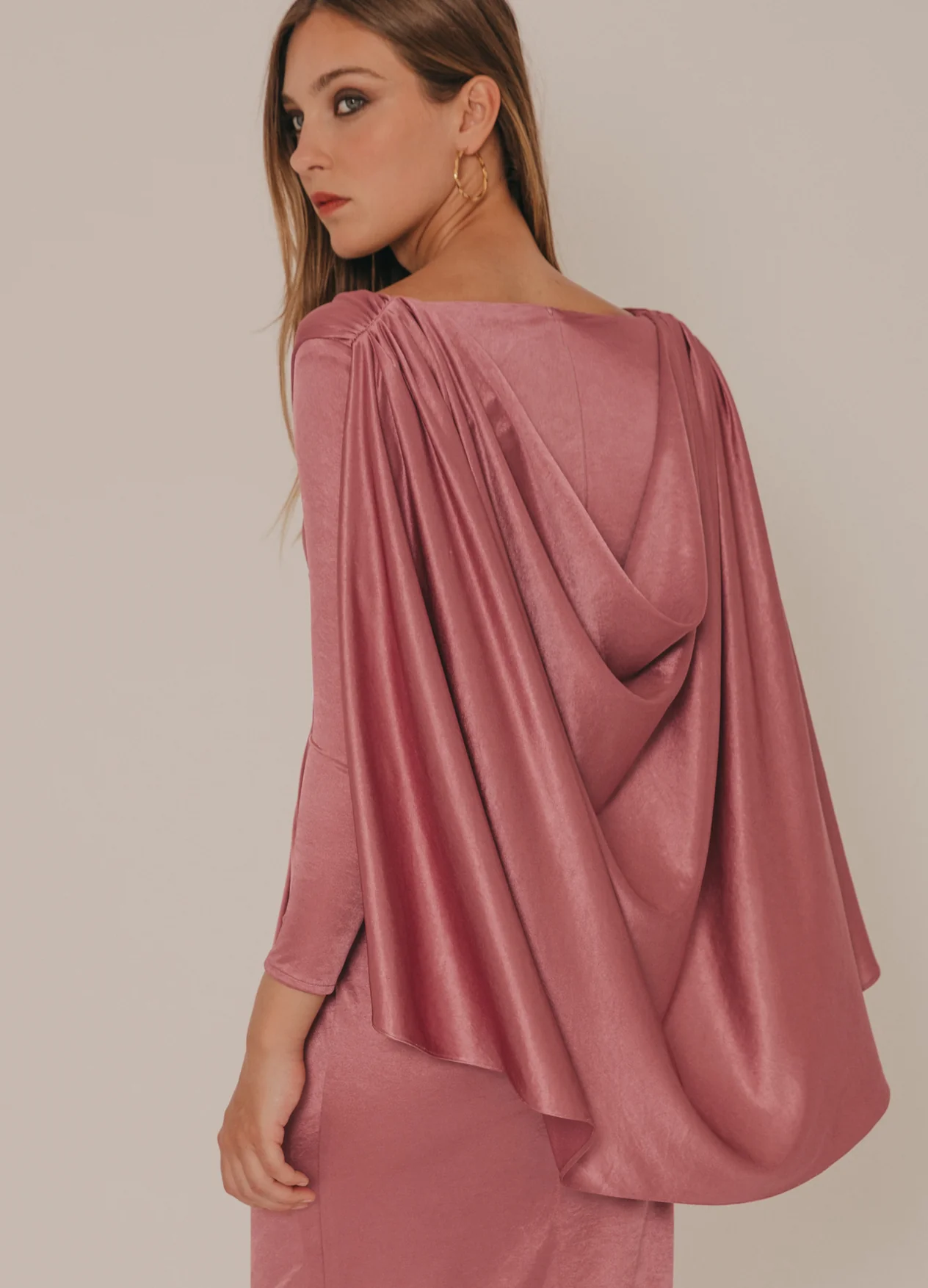 Vista trasera del Vestido Gaman de Cherubina, mostrando detalle de capa corta plisada en la espalda, cierre con cremallera invisible y corte recto.