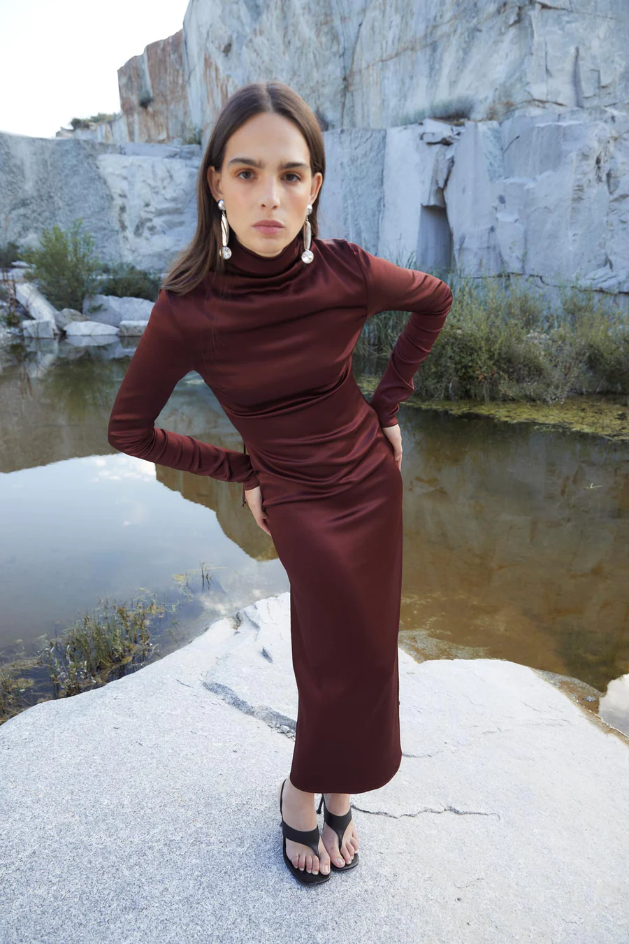 Vestido Minimal Satén Marrón de Sophie and Lucie, elegante diseño midi con manga larga y espalda abierta, ideal para bodas de invierno.