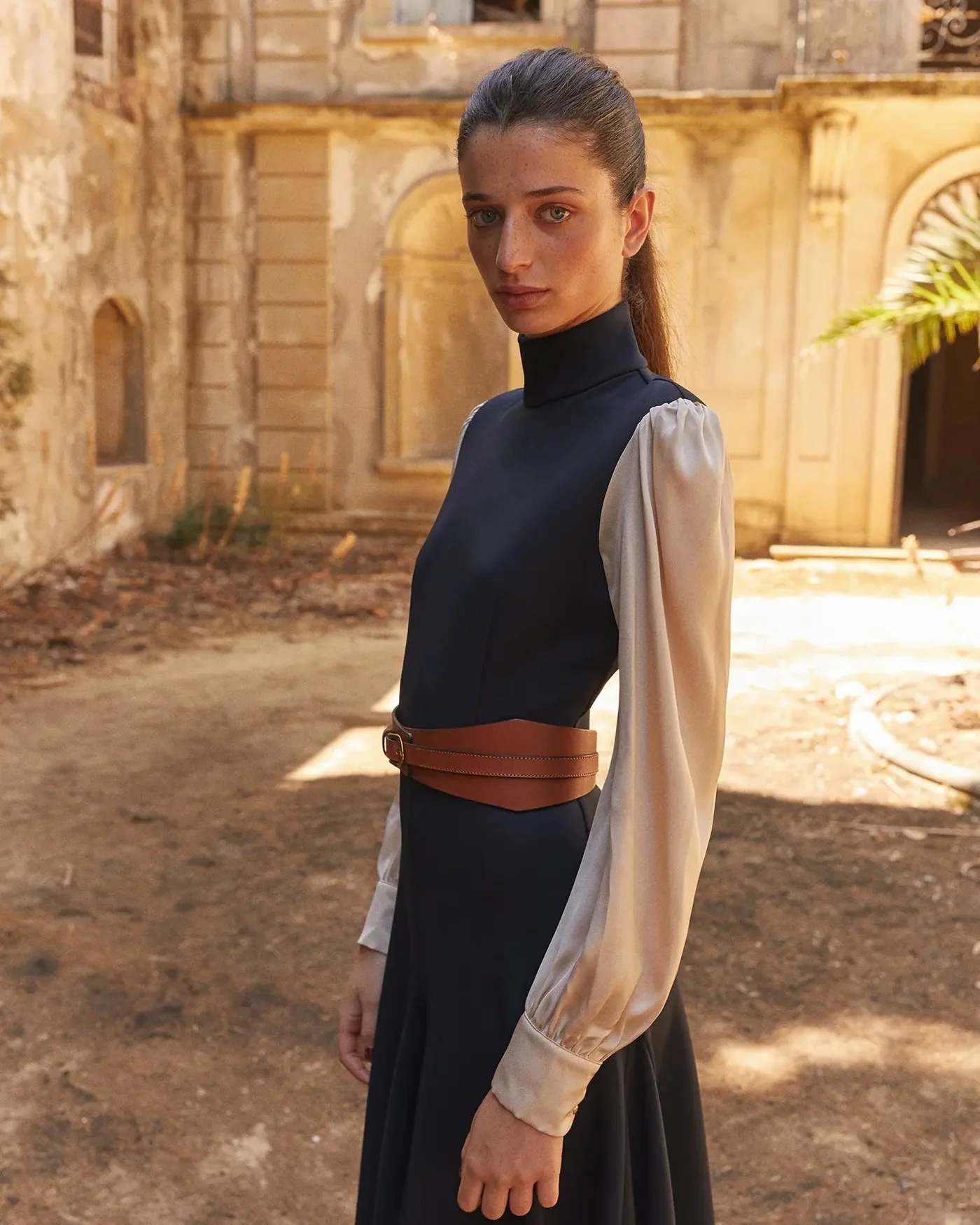 Vestido Aidan Marino de The IQ Collection, midi en neopreno azul marino con mangas largas en color crema y cuello alto, ideal para bodas de invierno.