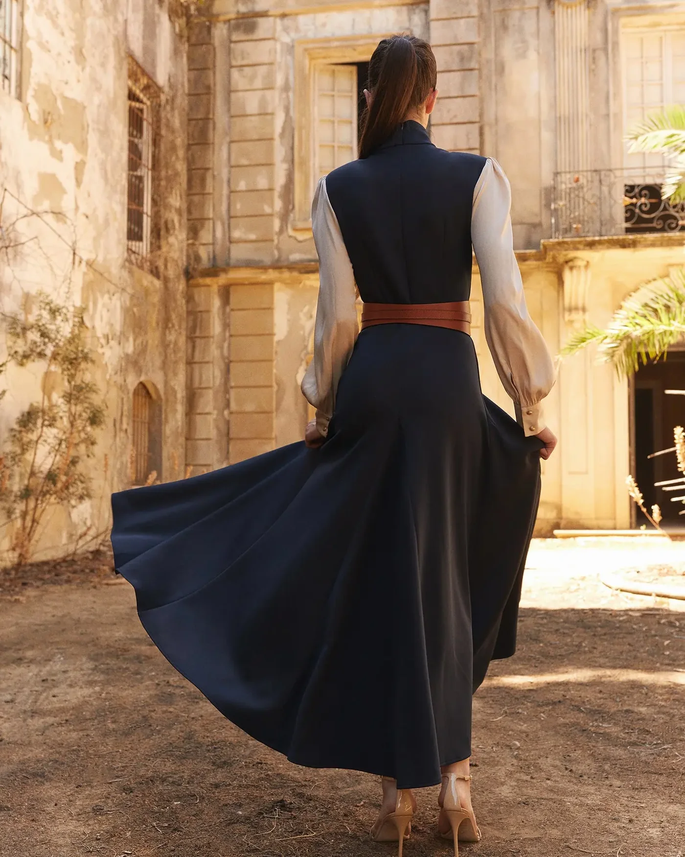 Vista trasera del Vestido Aidan Marino de The IQ Collection, mostrando su diseño en neopreno azul marino con corte midi y silueta elegante.