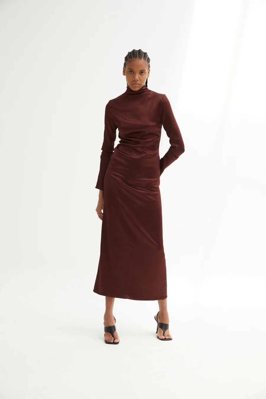 Vista frontal del Vestido Minimal Satén Marrón de Sophie and Lucie, con manga larga y cuello cerrado, perfecto para eventos de invierno."