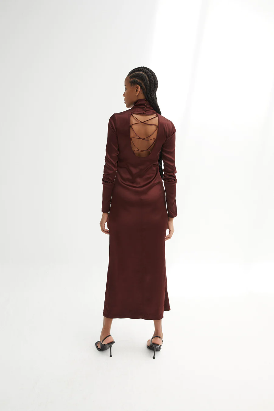 Vista trasera del Vestido Minimal Satén Marrón de Sophie and Lucie, mostrando su espalda abierta con cinta cruzada, ideal para bodas de invierno.