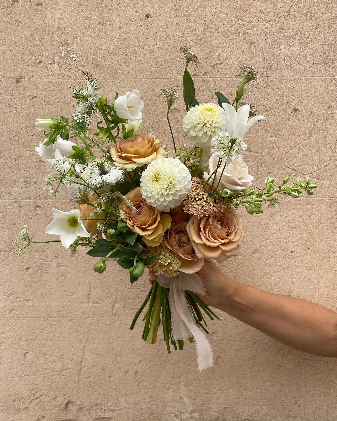Elegante ramo de novia compuesto por una delicada selección de flores