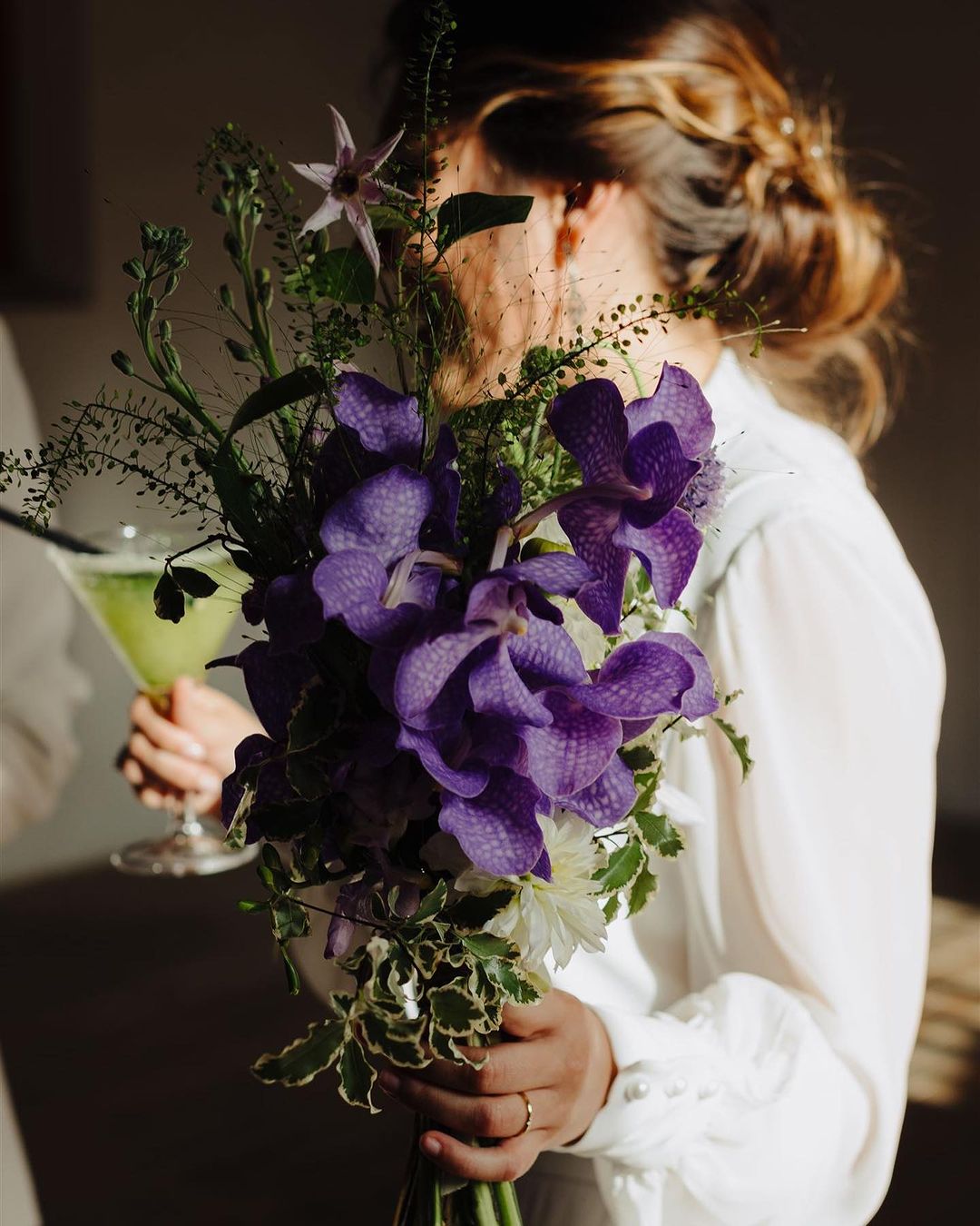 Ramo de novia minimalista con flores violetas de un solo tipo.