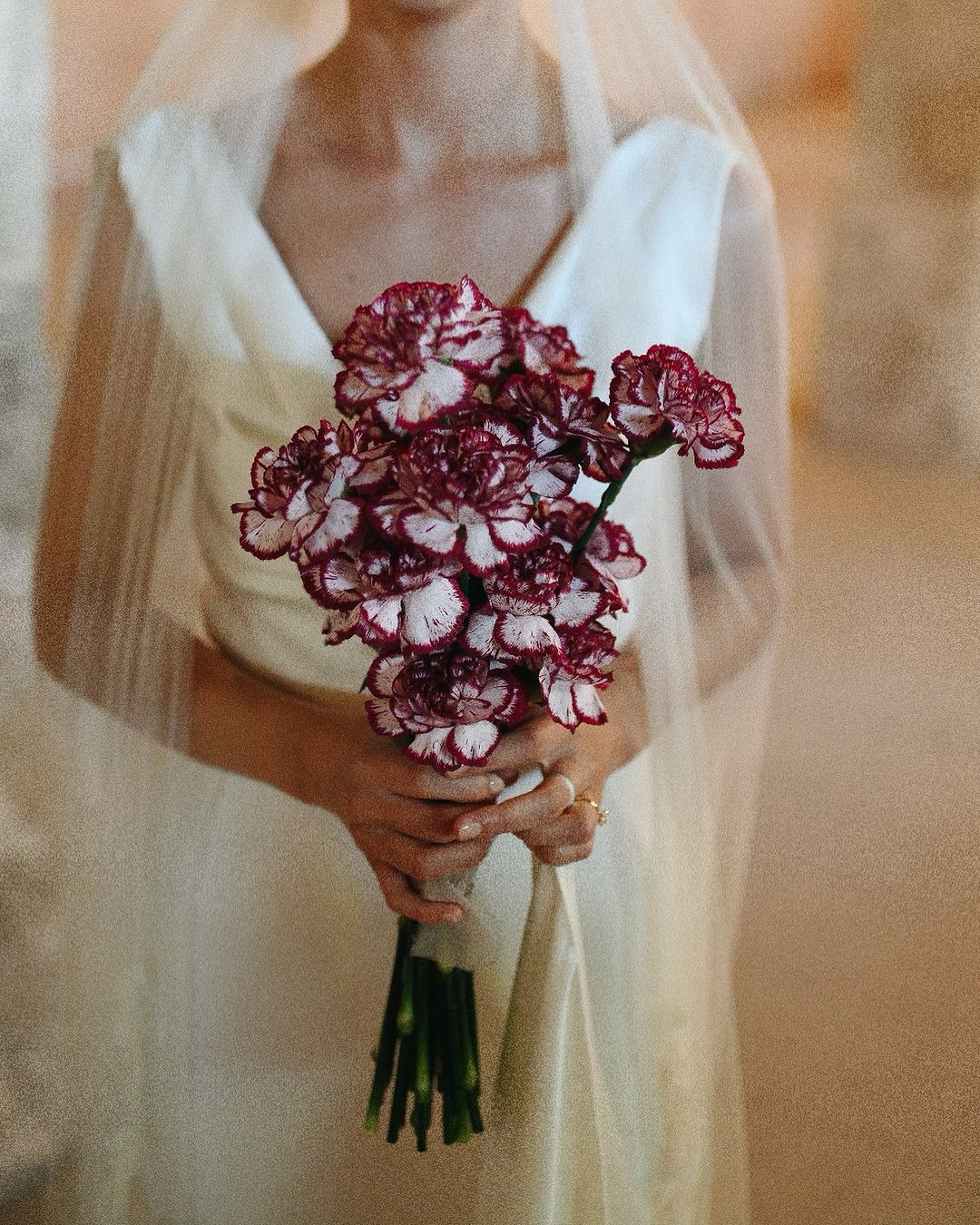 Ramo de novia elegante compuesto exclusivamente por un solo tipo de flor, siguiendo las tendencias de 2024.