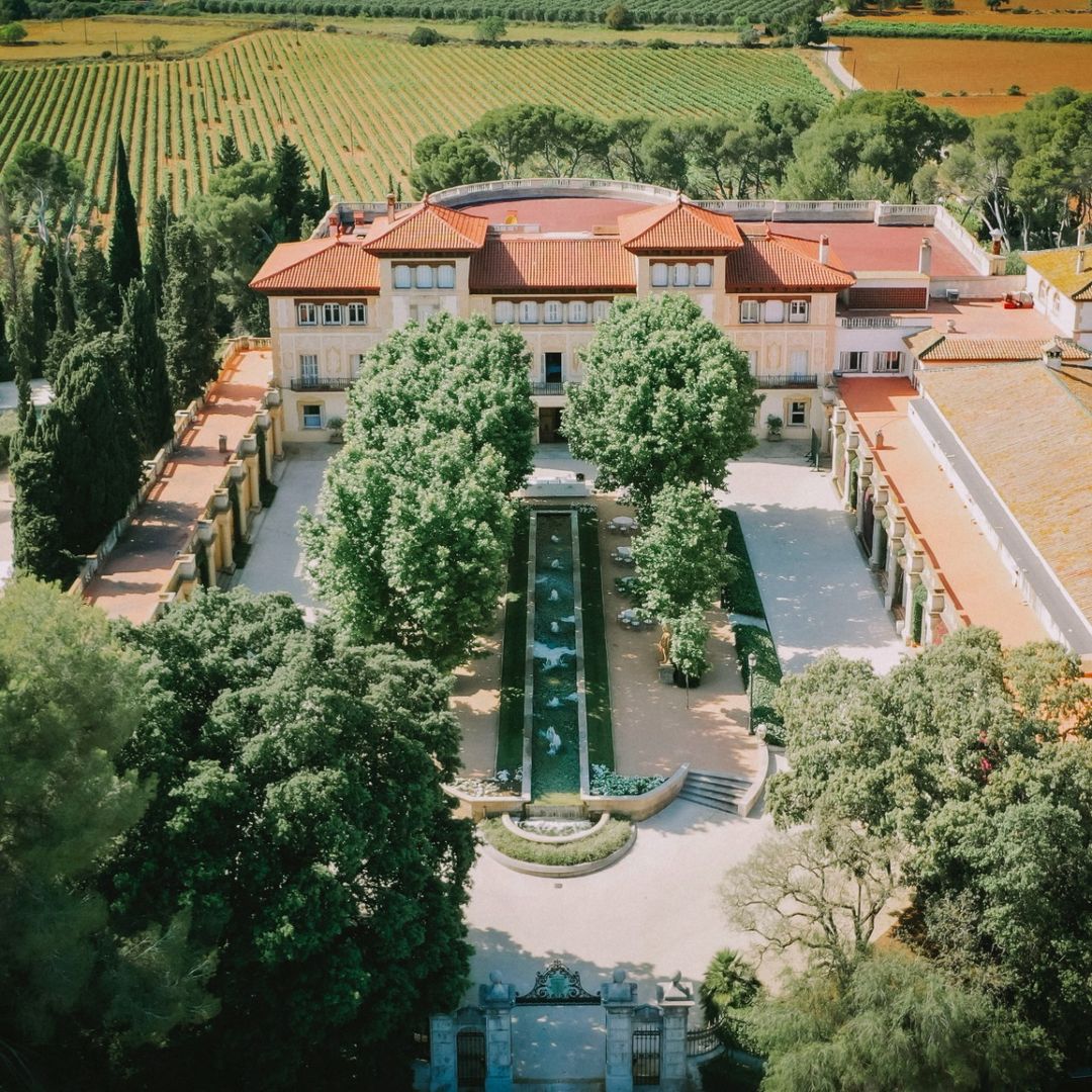 Vista aérea de Finca Mas Solers, mostrando la extensión de sus jardines y salones, un oasis de belleza cerca de Barcelona.