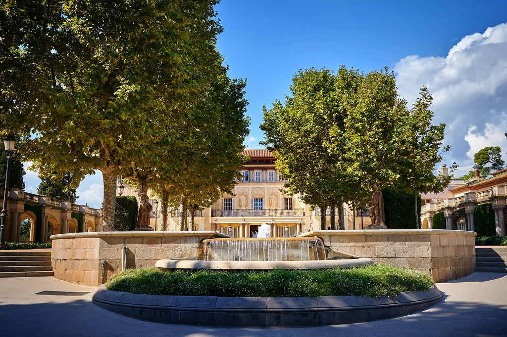 Fachada de Finca Mas Solers en todo su esplendor, reflejando el lujo y el encanto del renacimiento catalán. Es uno de los Mejores Lugares para bodas en Barcelona